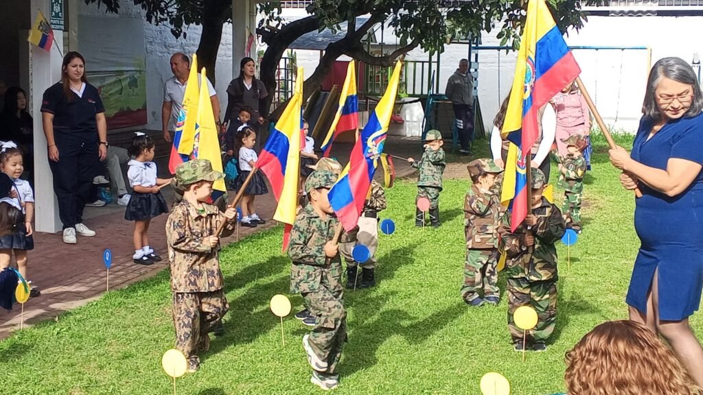 🇪🇨 ¡Corazones Tricolores! El Día del Civismo en Mi Pequeño Mundo