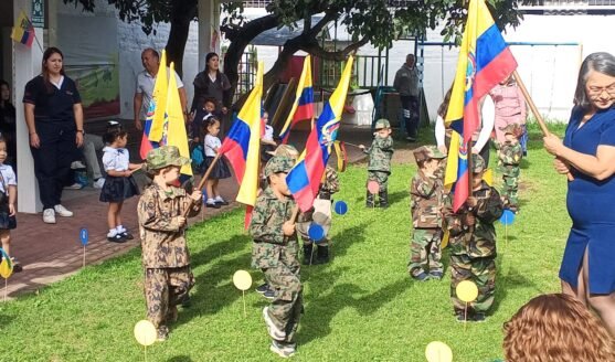 🇪🇨 ¡Corazones Tricolores! El Día del Civismo en Mi Pequeño Mundo