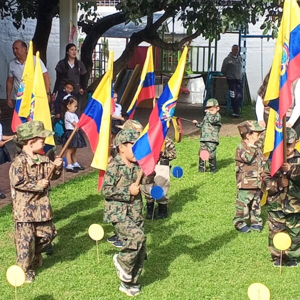 🇪🇨 ¡Corazones Tricolores! El Día del Civismo en Mi Pequeño Mundo
